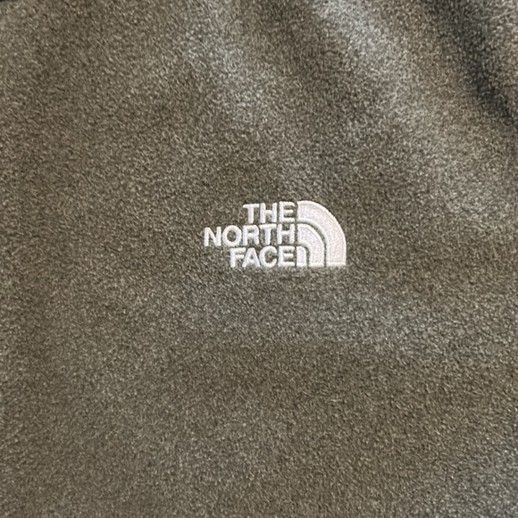 New North Face 1/2 zip with zippered pockets! - Picture 4 of 5